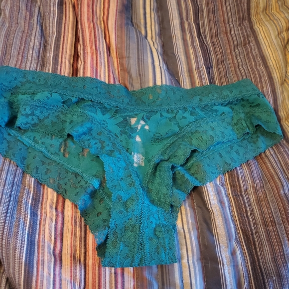 Victoria Secret - Picture 2 of 7